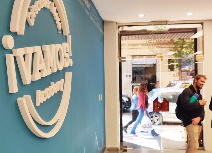 Entrada da sede da Vamos Academy no centro de Buenos Aires