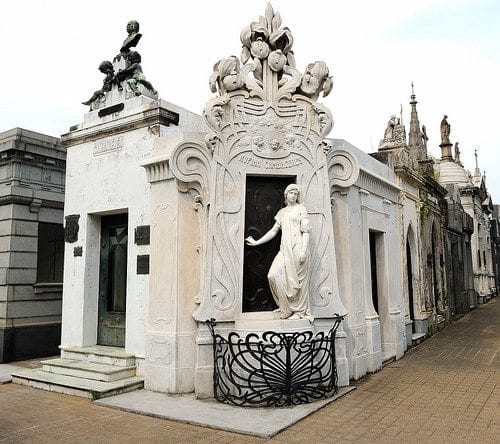 la-dama-de-blanco-ghost-story-recoleta-cemetery-buenos-aires