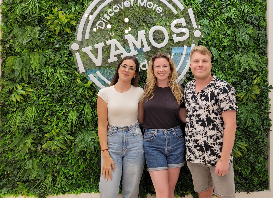 Equipe de professores da Vamos Academy em Málaga, na entrada da escola na Malagueta