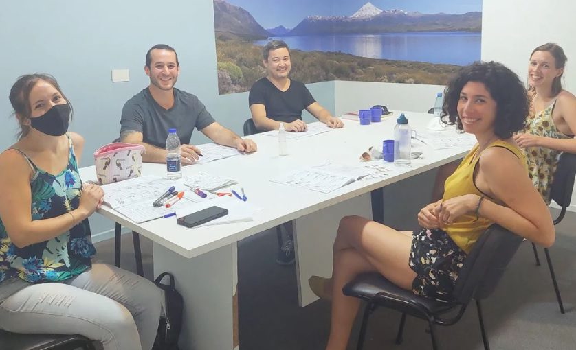 Grupo privado de alunos em aula de espanhol na Vamos Academy Málaga