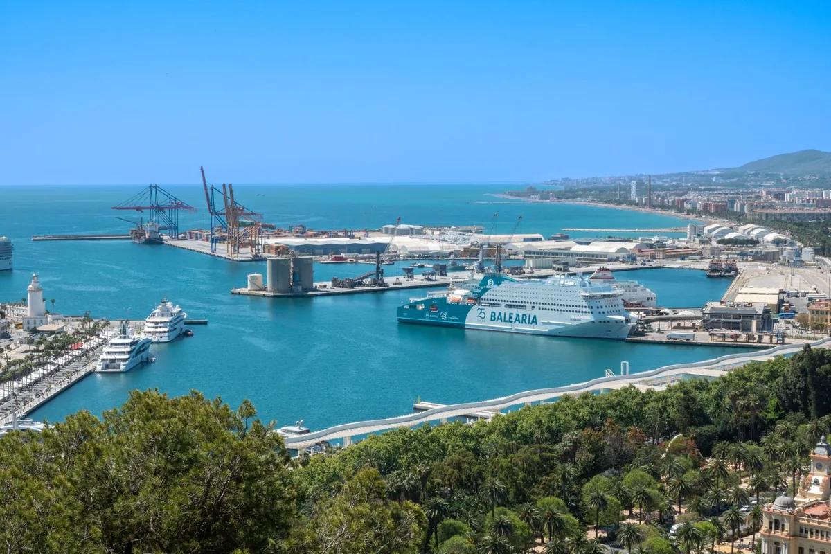 Puerto de Malaga con el Muelle 1, junto a La Malagueta