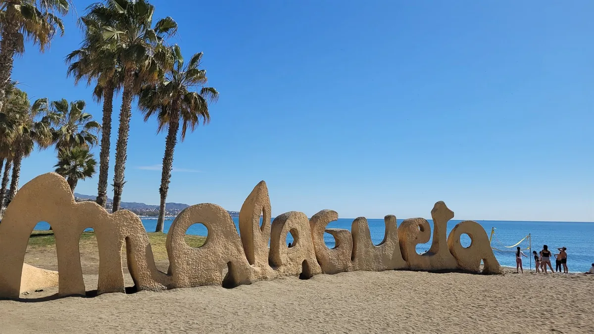 Playa de La Malagueta, a dos pasos de la academia